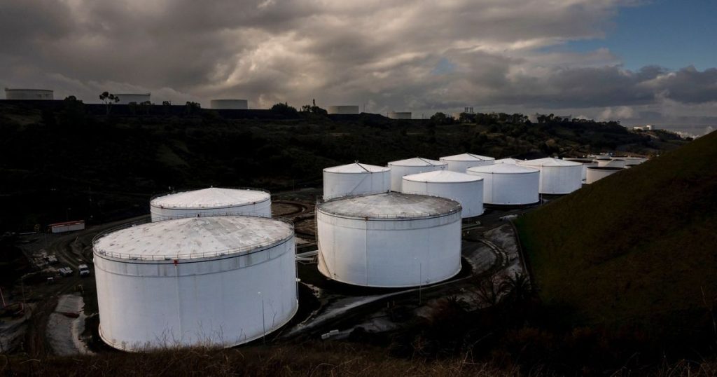 أسعار النفط تستقر وسط تصاعد التوترات وتوقعات المعروض العالمي