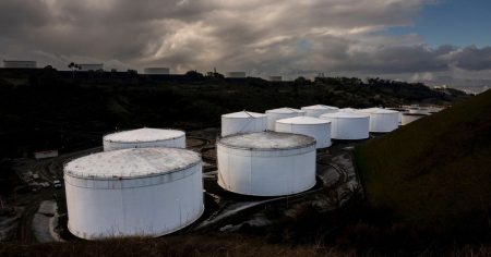 أسعار النفط تستقر وسط تصاعد التوترات وتوقعات المعروض العالمي