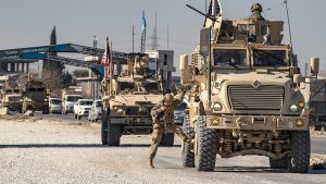 أصيب عدد من العسكريين الأمريكيين في سوريا بهجوم كمين، وفقًا لمسؤول.