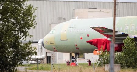 ضربة جديدة.. “إيرباص” تكتشف ثغرات في ألواح هيكل طائرة “A320”