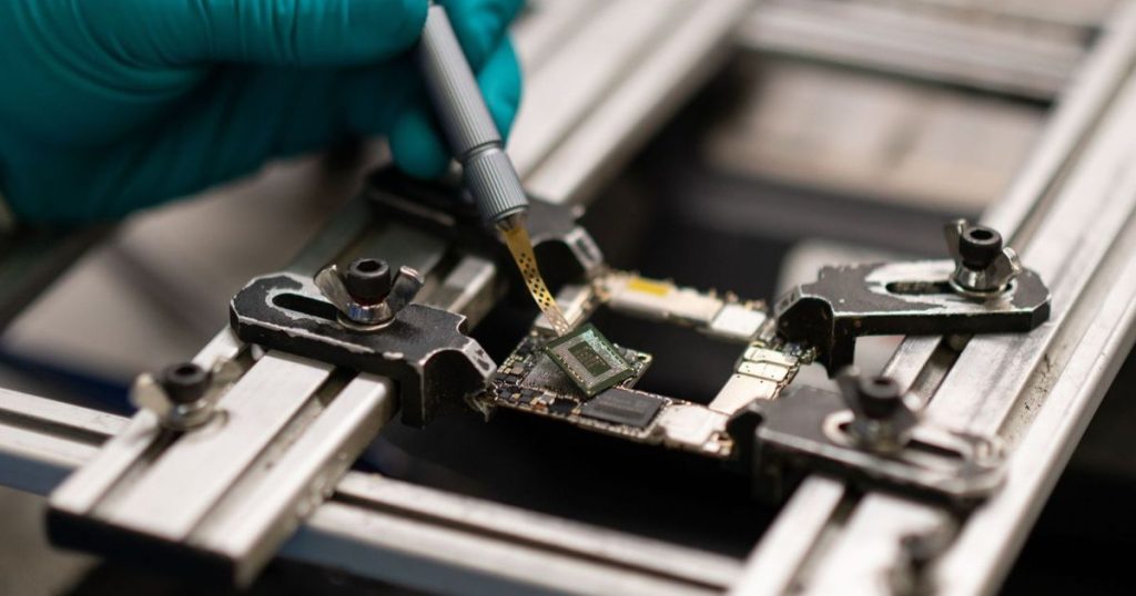 تقرير: “هواوي” و”SMIC” تتقدمان في تكنولوجيا تصنيع الرقائق رغم القيود الأميركية