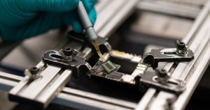 تقرير: “هواوي” و”SMIC” تتقدمان في تكنولوجيا تصنيع الرقائق رغم القيود الأميركية