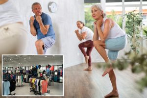 قطعة ملابس كانت أساسية، تُظهر الآن مظهرًا قديمًا.