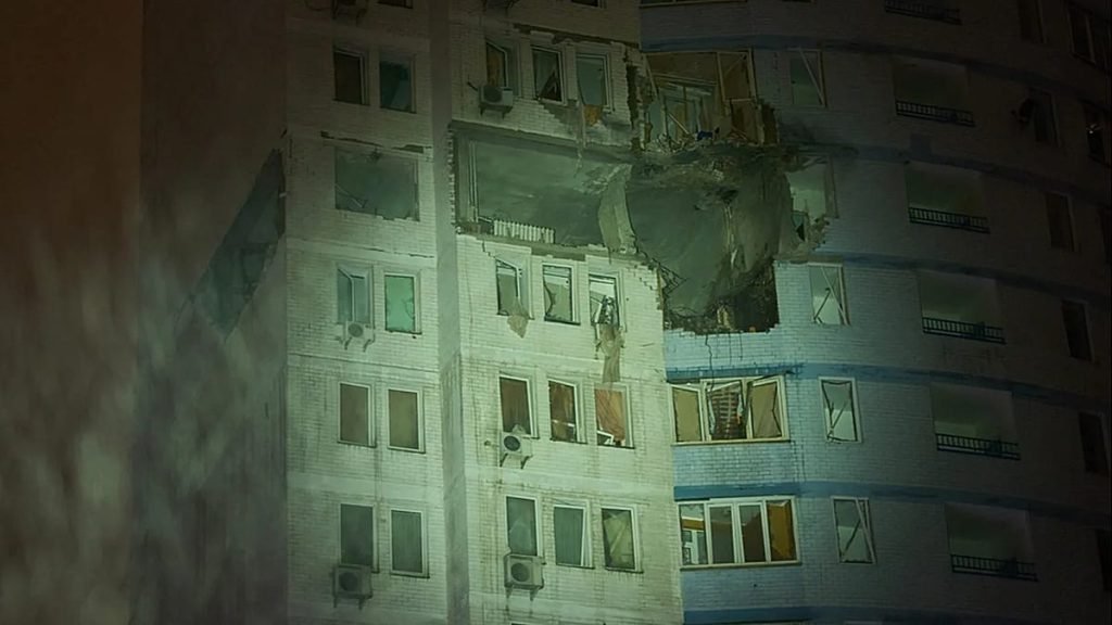 قُتل 4 وأصيب 20 في هجمات روسية على أوكرانيا طوال الليل.