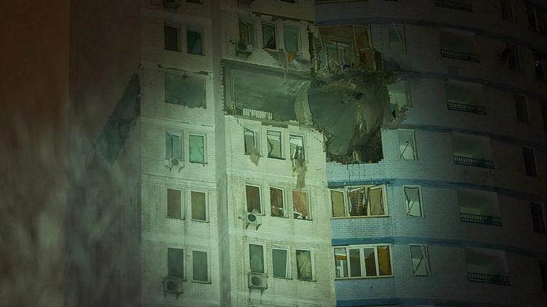 قُتل 4 وأصيب 20 في هجمات روسية على أوكرانيا طوال الليل.