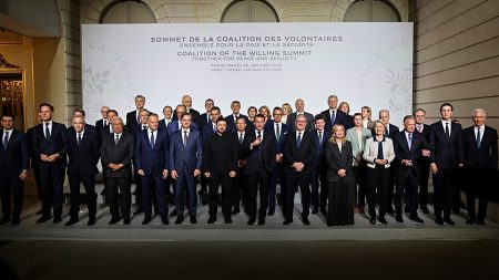 فرنسا والمملكة المتحدة تؤكدان وجود قوات برية بعد وقف إطلاق النار في أوكرانيا.