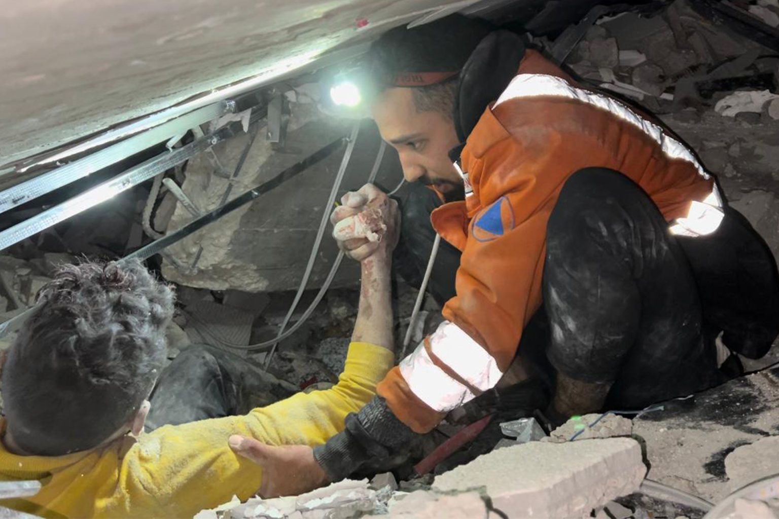 الدفاع المدني في غزة يعلن وقف استجابته لنداءات انهيار المباني