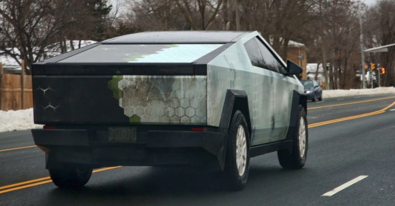 تتخلى تسلا عن صدارتها سوق السيارات الكهربائية لصالح بي واي دي مع استمرار تراجع المبيعات.