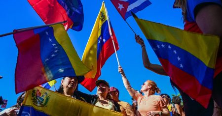 تنتشر معلومات مضللة على وسائل التواصل الاجتماعي إثر القبض على نيكولاس مادورو.