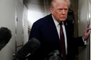 خلاف ترامب مع رئيس الاحتياطي الفيدرالي جيروم باول قد يؤدي إلى تداع اقتصادي واحد.