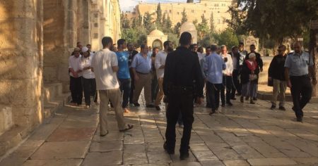 عشرات المستوطنين يقتحمون الأقصى وتجديد منع سفر خطيبه