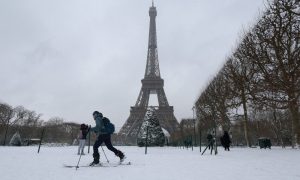 عاصفة ثلجية في فرنسا: وفيات وإلغاء رحلات جوية بباريس