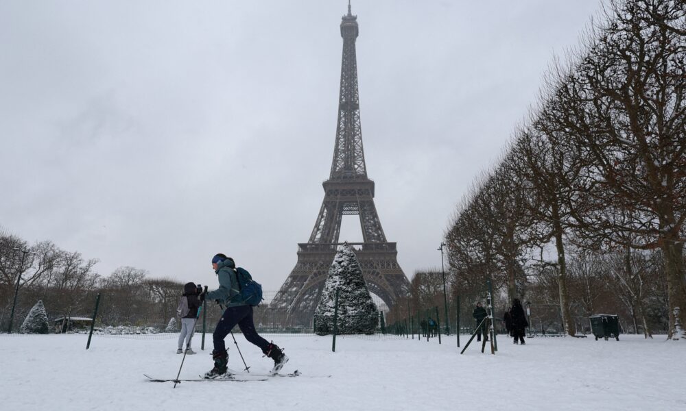 عاصفة ثلجية في فرنسا: وفيات وإلغاء رحلات جوية بباريس