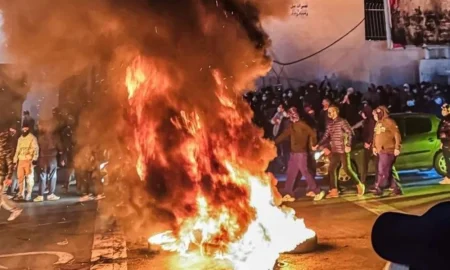 احتجاجات إيران: مقتل المئات وتصاعد التوتر مع واشنطن