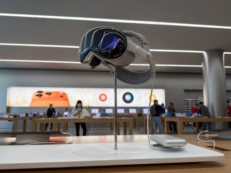 آبل تخفض إنتاج فيجن برو وتؤجل إطلاق آيفون 18 القياسي