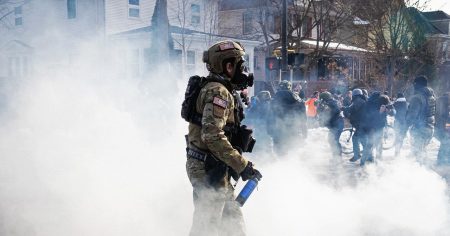 منيسوتا تقاضي لمنع عملية اقتحام لوكالة (ICE) المزعومة.