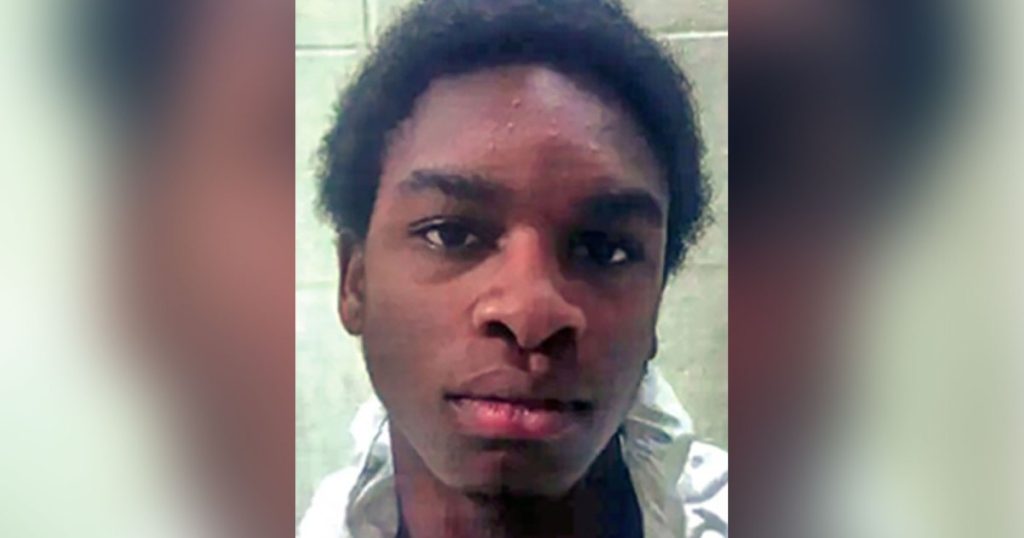 مراهق في فلوريدا يطعن جدته بسكين حتى انكسر، مرات عديدة.