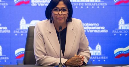 نائبة رئيس فنزويلا تطالب بعودة مادورو وتخالف رواية ترمب