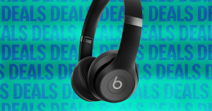 سماعات بيتس (Beats) التي توضع على الأذن معروضة بتخفيض قدره 70 دولارًا.