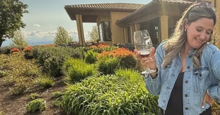 شاركت توري رولوف، نجمة برنامج (Little People Big World)، تحديثًا حول رحلتها مع حب الشباب الكيسي.