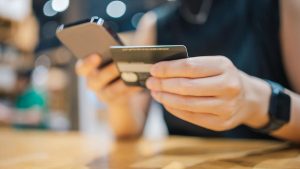 خبراء يحذرون المستهلكين من ارتفاع التكاليف حال تطبيق سقف 10% على مكافآت بطاقات الائتمان.