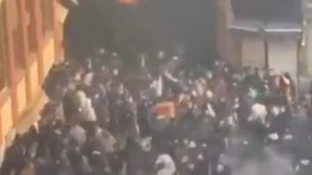 انقطاع الإنترنت بإيران وترامب يلوح بضربة قوية