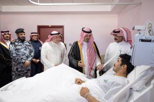 نائب أمير مكة يزور «الجندي ريان» للاطمئنان عليه بعد إصابته أثناء تأديته مهامه بالمسجد الحرام