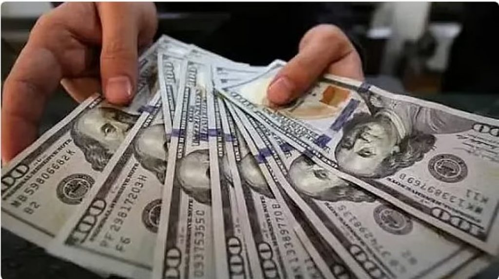 الدولار الأميركي يسجل أكبر انخفاض سنوي منذ ثمانية أعوام