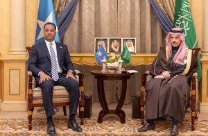 وزير الخارجية يستقبل نظيره الصومالي ويستعرضان تعزيز العلاقات الثنائية