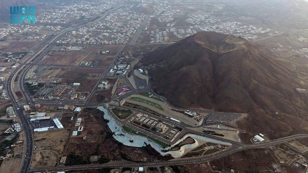 جبل «الحيلة» بمحايل عسير.. معلم سياحي يتربع فوق تكوين جيولوجي فريد