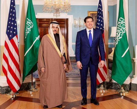 وزير الخارجية يبحث مستجدات الأوضاع في المنطقة مع نظيره الأمريكي