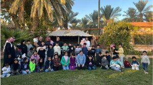 علي الملاقي يقضي 24 عاماً في إسعاد أطفال الحي بالرياض مجاناً طيلة العام