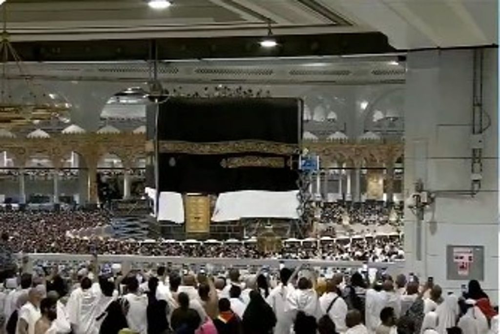 مسؤول بمجمع كسوة الكعبة: المملكة تكسو الكعبة على مدى 100 عاما بتكلفة 25 مليون ريال