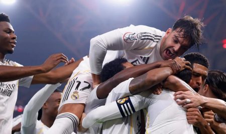 تعادل مثير 2-2 بين برشلونة وريال مدريد في الشوط الأول لنهائي السوبر الإسباني بجدة