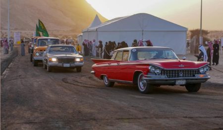 مهرجان «شتاء قطن» يواصل فعالياته ويستقطب الزوار بعقلة الصقور