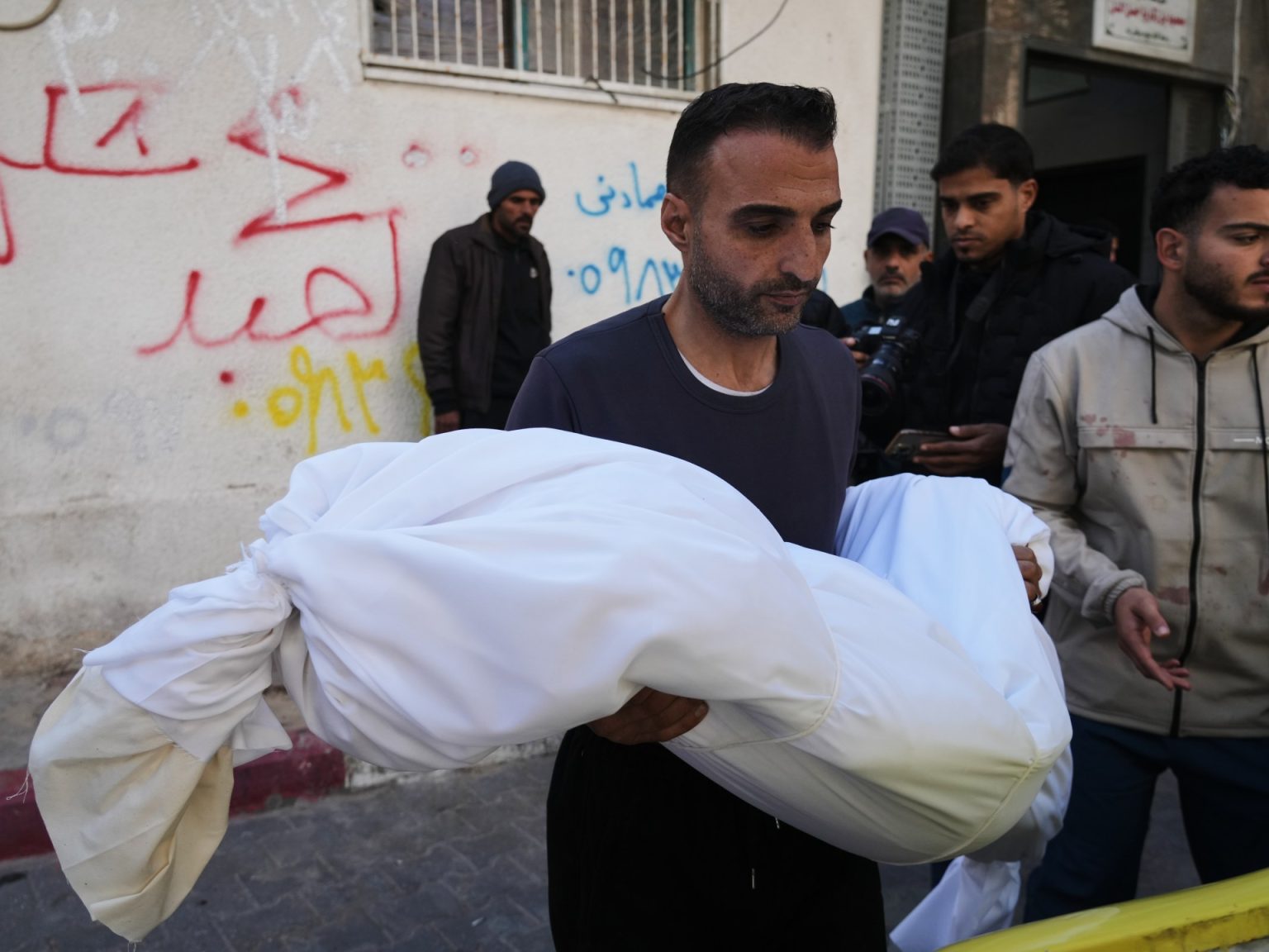 14 شهيدا بينهم 5 أطفال بغزة في خروقات إسرائيلية لاتفاق وقف إطلاق النار