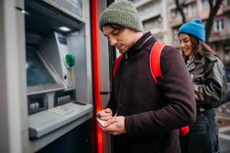 بنك أوف أمريكا يوجه تقييمًا لأسهم البنوك.