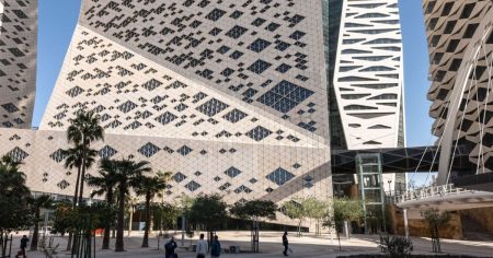 القطاع الخاص السعودي يختتم 2025 بنمو مستمر لكن بزخم أضعف