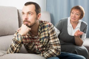 عمود “عزيزتي آبي”: نجل يتهم والدته بأخذ أمواله ويقطع علاقته بها.