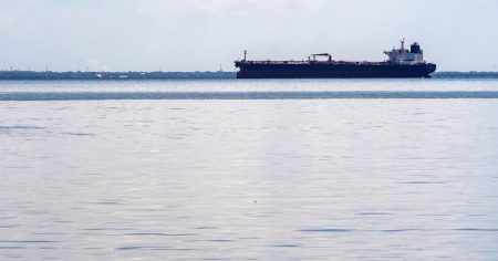 ناقلات نفط تابعة لشيفرون تبحر إلى فنزويلا بعد اختفاء أسطول الظل