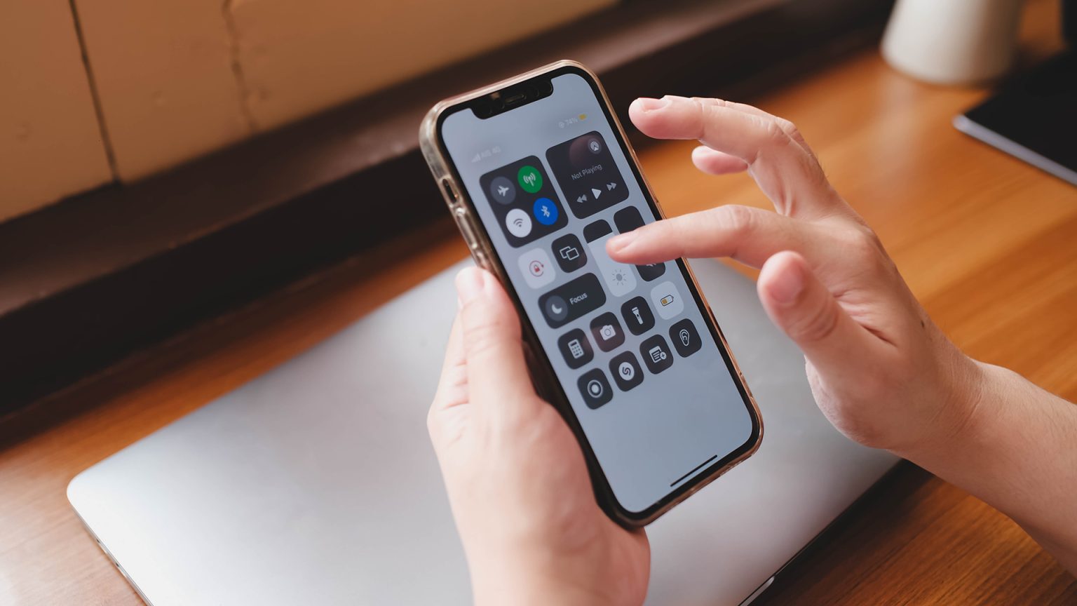 هل تراقبنا آبل سرا؟ انقسام المغردين حول آيفون 17