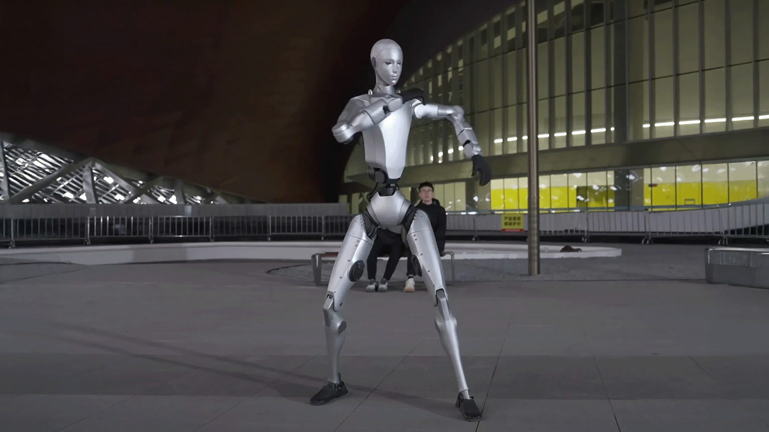 شاهد.. روبوت صيني بوجه بشري يقاتل كالإنسان