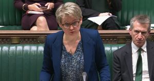 بريطانيا تطالب بتغيير جذري في إيران وتشيد بالمتظاهرين