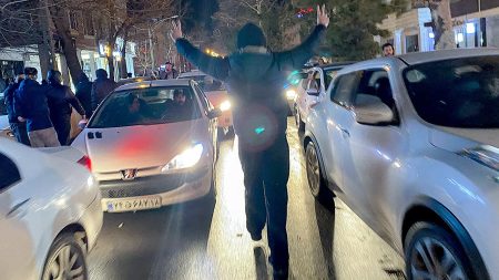 احتجاجات إيران: مناشدة إيرانيين للرئيس ترامب وسط اضطرابات تشمل البلاد.