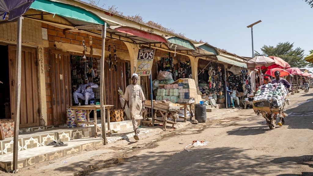 مسلحون يهاجمون سوقًا في نيجيريا ويقتلون العشرات ويخطِفون آخرين.