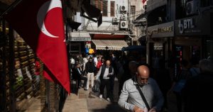 التضخم يتباطأ في تركيا معززاً فرص خفض أسعار الفائدة