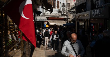 التضخم يتباطأ في تركيا معززاً فرص خفض أسعار الفائدة