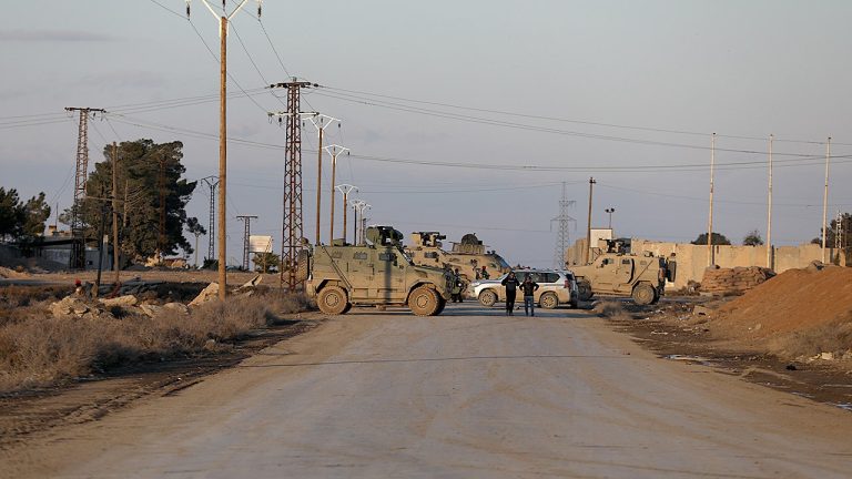 عناصر تنظيم داعش تهرب من سجن بسوريا وسط تسليم قوات سوريا الديمقراطية (SDF) لقوات جديدة.