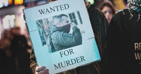 شهادة مُحَلَّف لعميل مكتب التحقيقات الفيدرالي تتعارض مع إفادات جوناثان روس (Jonathan Ross) لمكتب ت.س.ج (ICE).