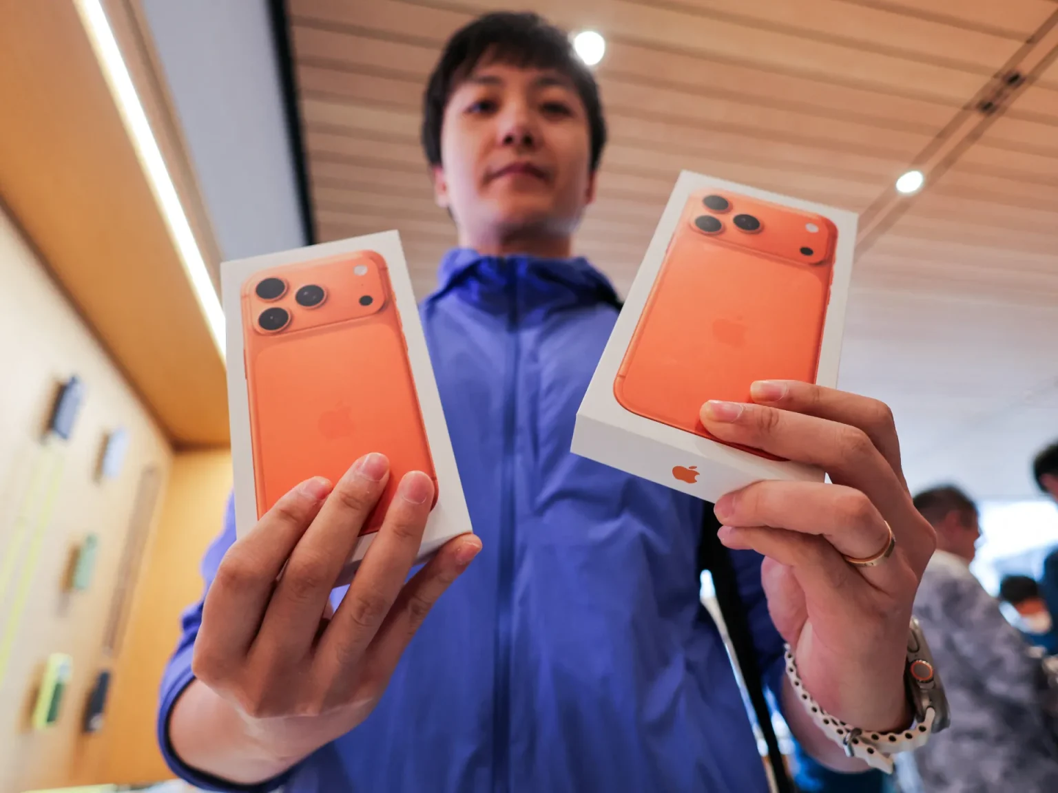 بعد نجاح آيفون 17 البرتقالي.. آبل تدرس طرح الجيل الجديد باللون الأحمر